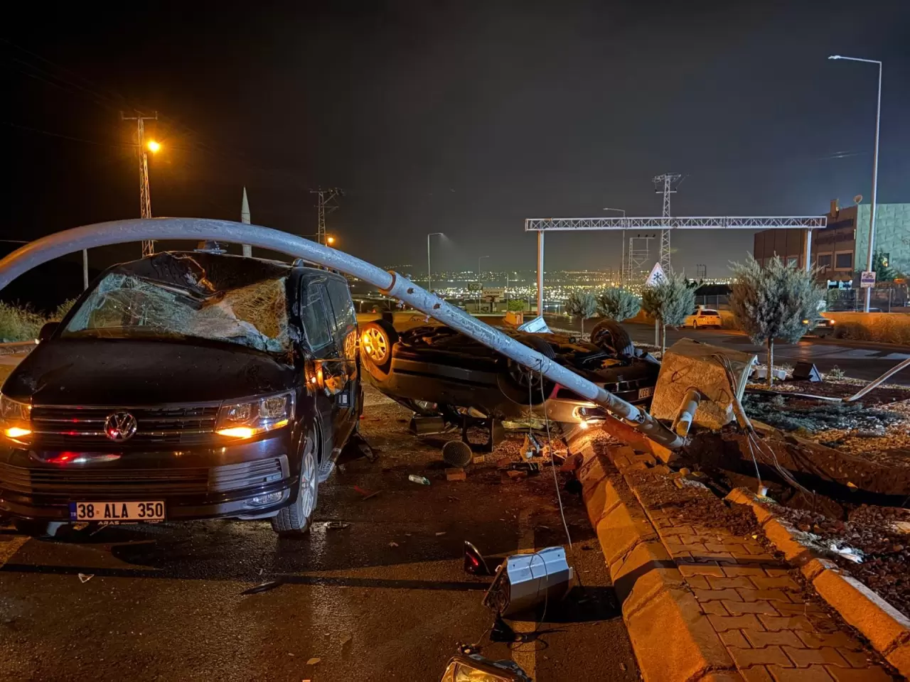 Kayseri'de takla atan otomobil karşı şeritteki minibüse çarptı 7