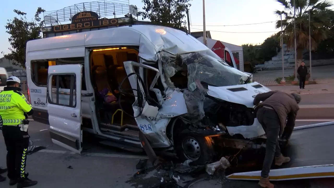 Arnavutköy'de servis minibüsü park halindeki dev kamyona çarptı 8