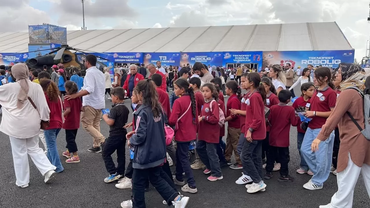 Şanlıurfa’da yağmura rağmen TEKNOFEST’e ziyaretçi akını 6