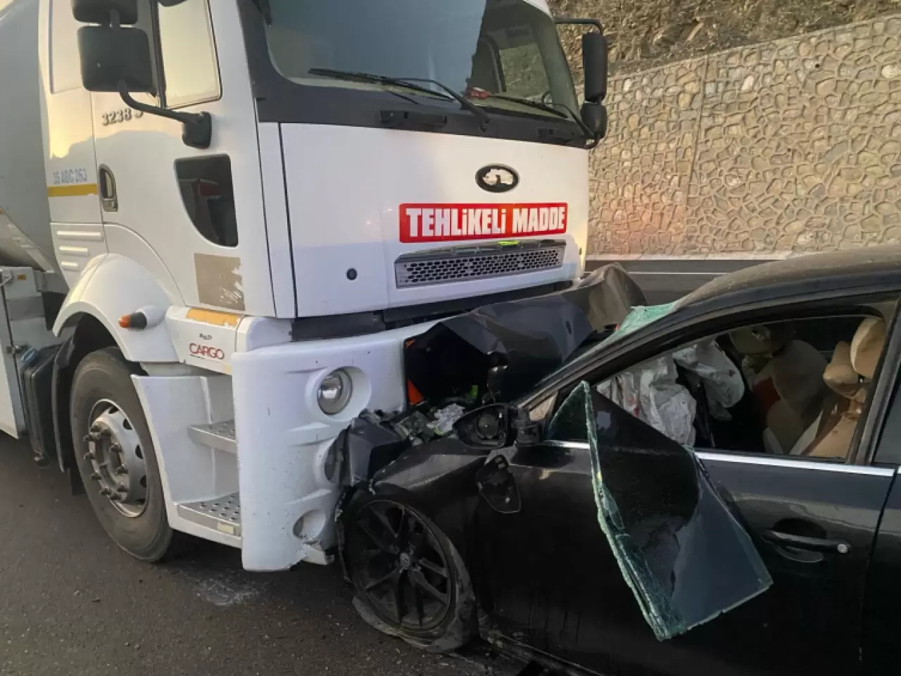 Van'da yakıt tankeri ile otomobil çarpıştı: 2 ölü