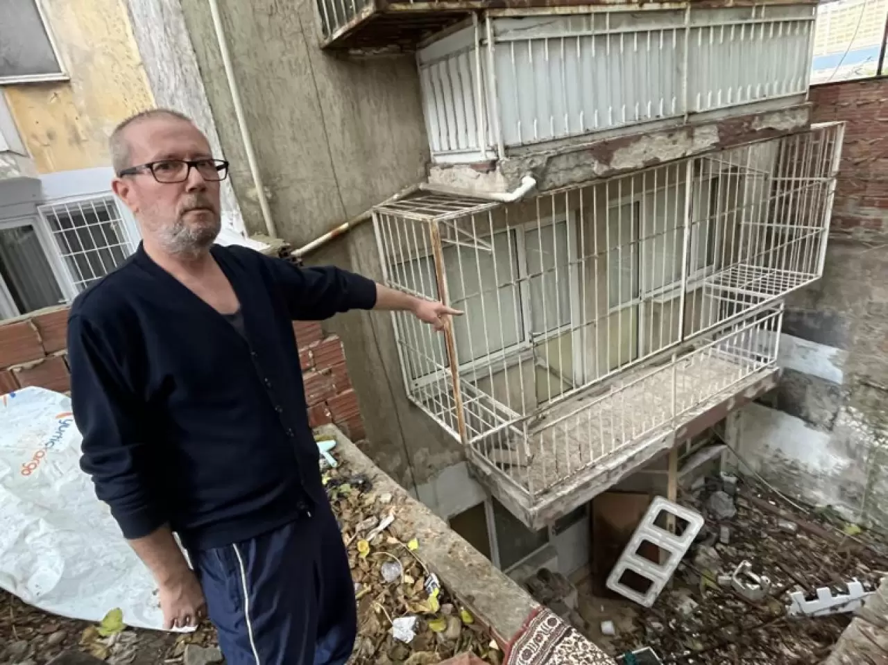 Kokudan durulmuyor Çöp ev apartmanı isyan ettirdi