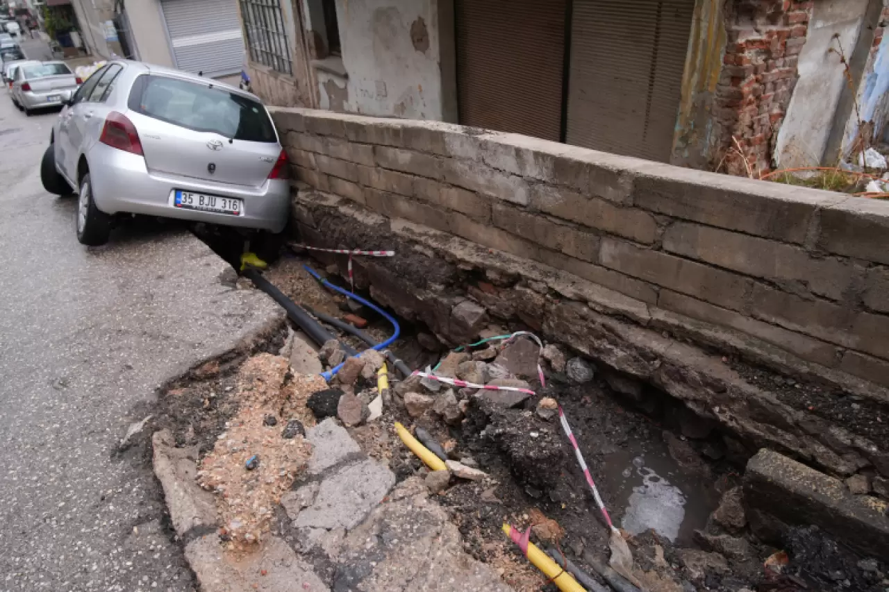 İzmir'de sağanak: Sokaklar su altında kaldı