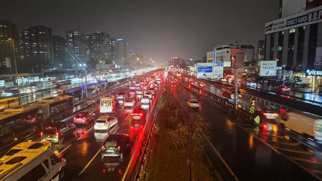 İstanbul'da sağanak: Caddeler göle döndü