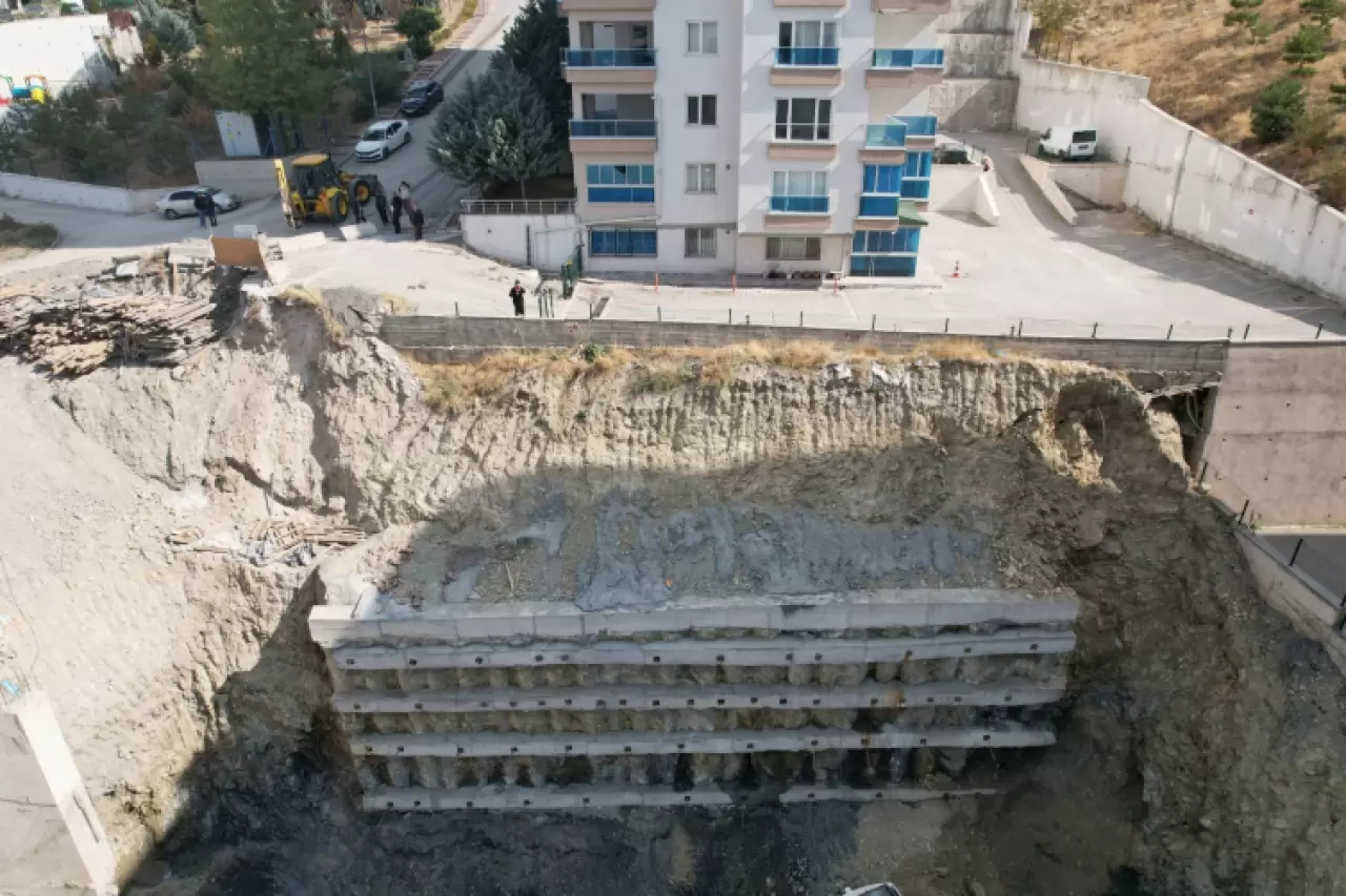 Ankara'da toprak kayması: 17 katlı bina boşaltıldı