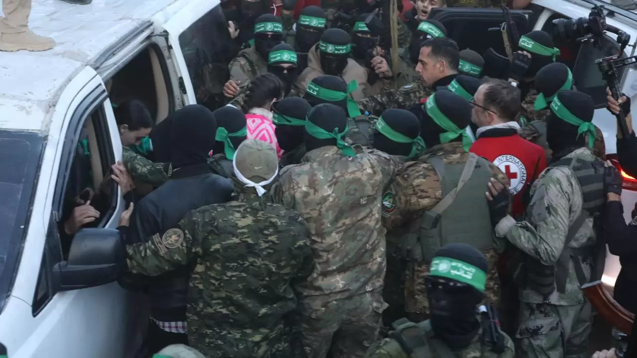 Soykırımcı İsrail, Hamas'ın serbest bıraktığı 3 esiri teslim aldı - Son Dakika Haberleri