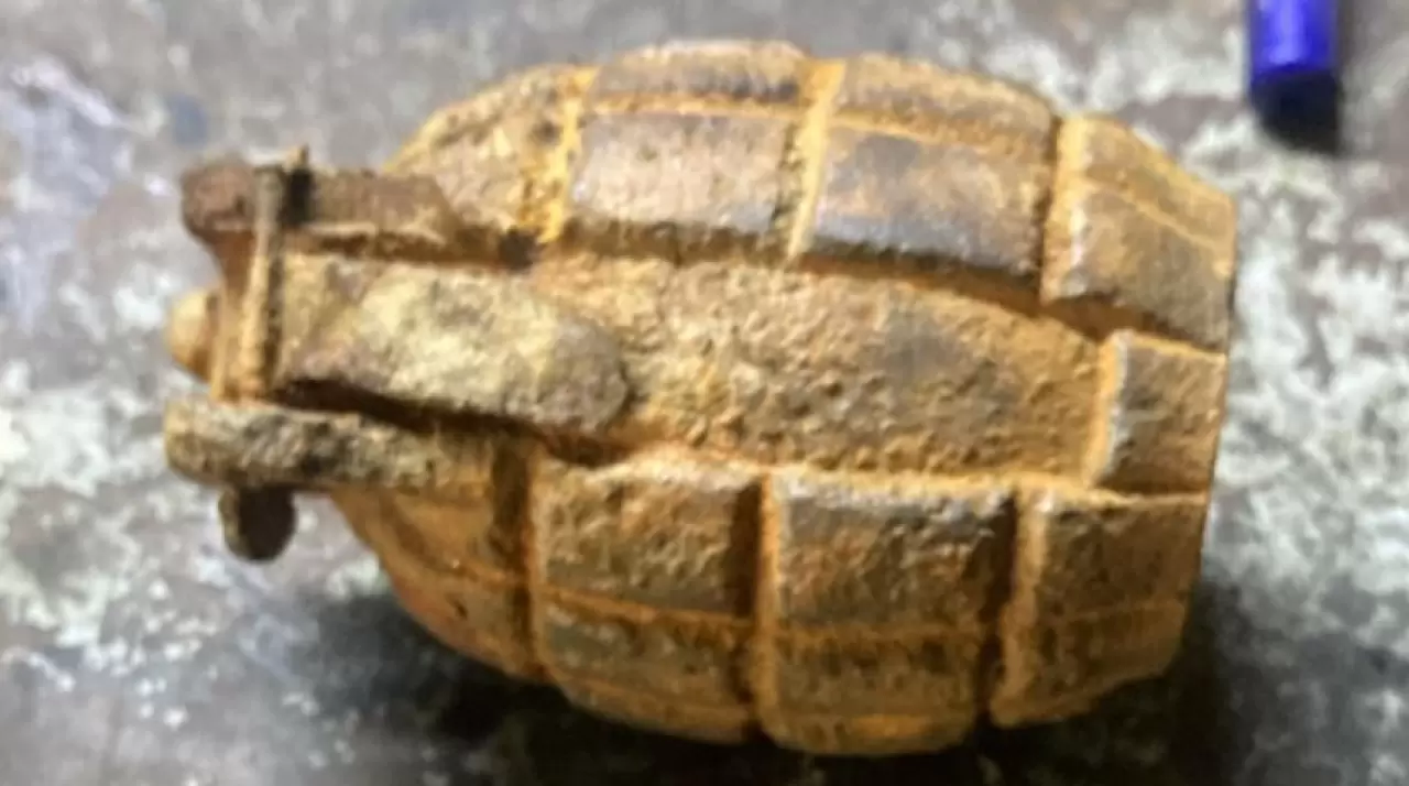 Tarlada el bombası bulan çocuk ortalığı karıştırdı! Eline alıp babasına götürdü!