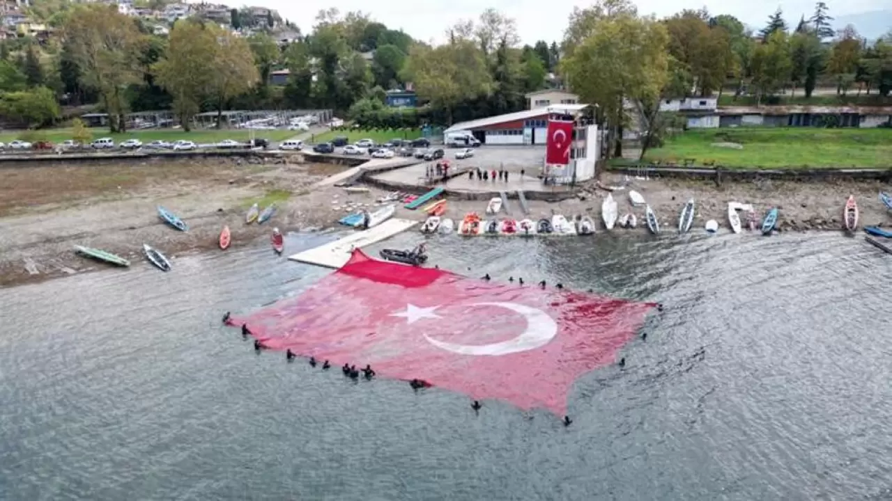 Sapanca Gölü’nde dev Türk bayrağı açıldı