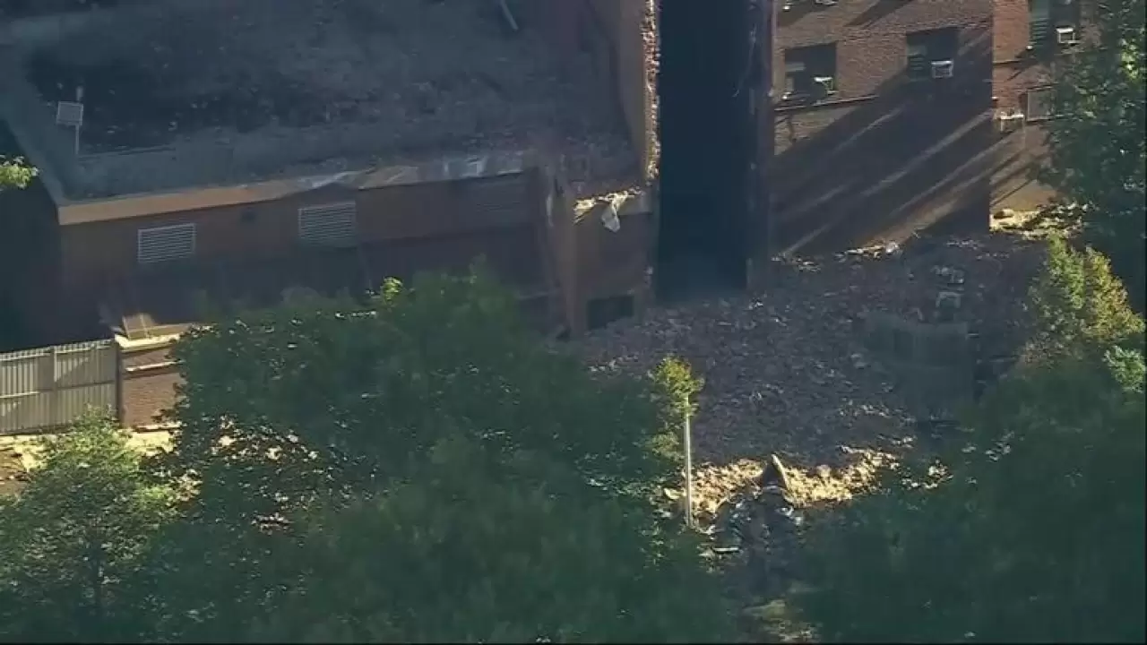 SON DAKİKA... New Yorkta 20 katlı binada çökme: İşte ilk görüntüler