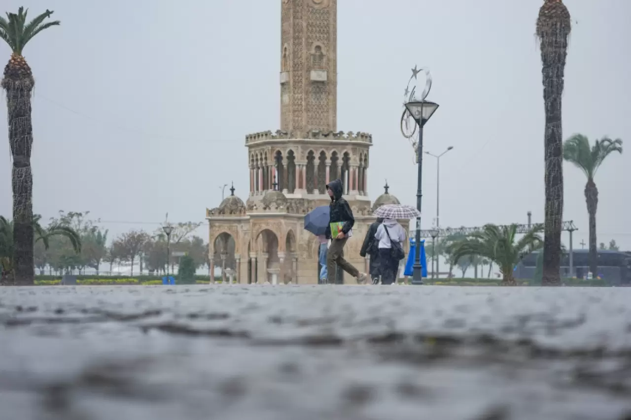 İzmir'de sağanak: Sokaklar su altında kaldı