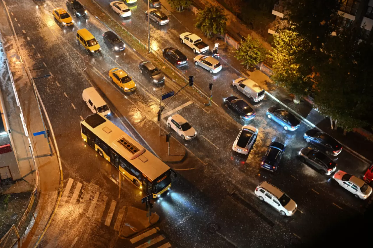 İstanbul'da sağanak: Caddeler göle döndü