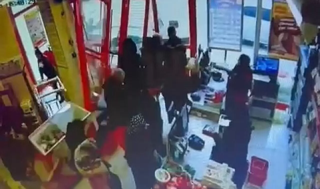 İstanbul - Küçükçekmece'de otomobil markete girdi, sürücünün fren yerine  gaza bastığı iddia edildi - Gündem - Adana Haber