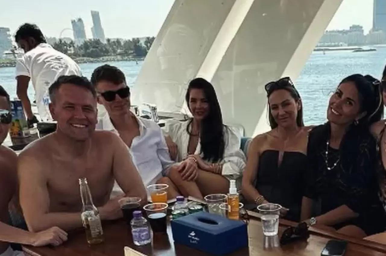 Ünlü televizyon yıldızı, milyarder işadamının oğluyla aşk yaşadığını duyurdu