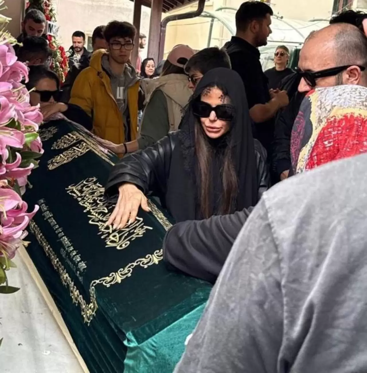 Simge Sağının kardeş acısı... Tabutuna yaslandı öylece kaldı