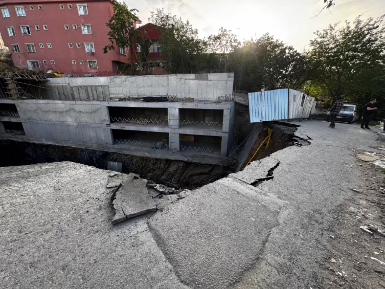 Gaziosmanpaşa'da yol çöktü