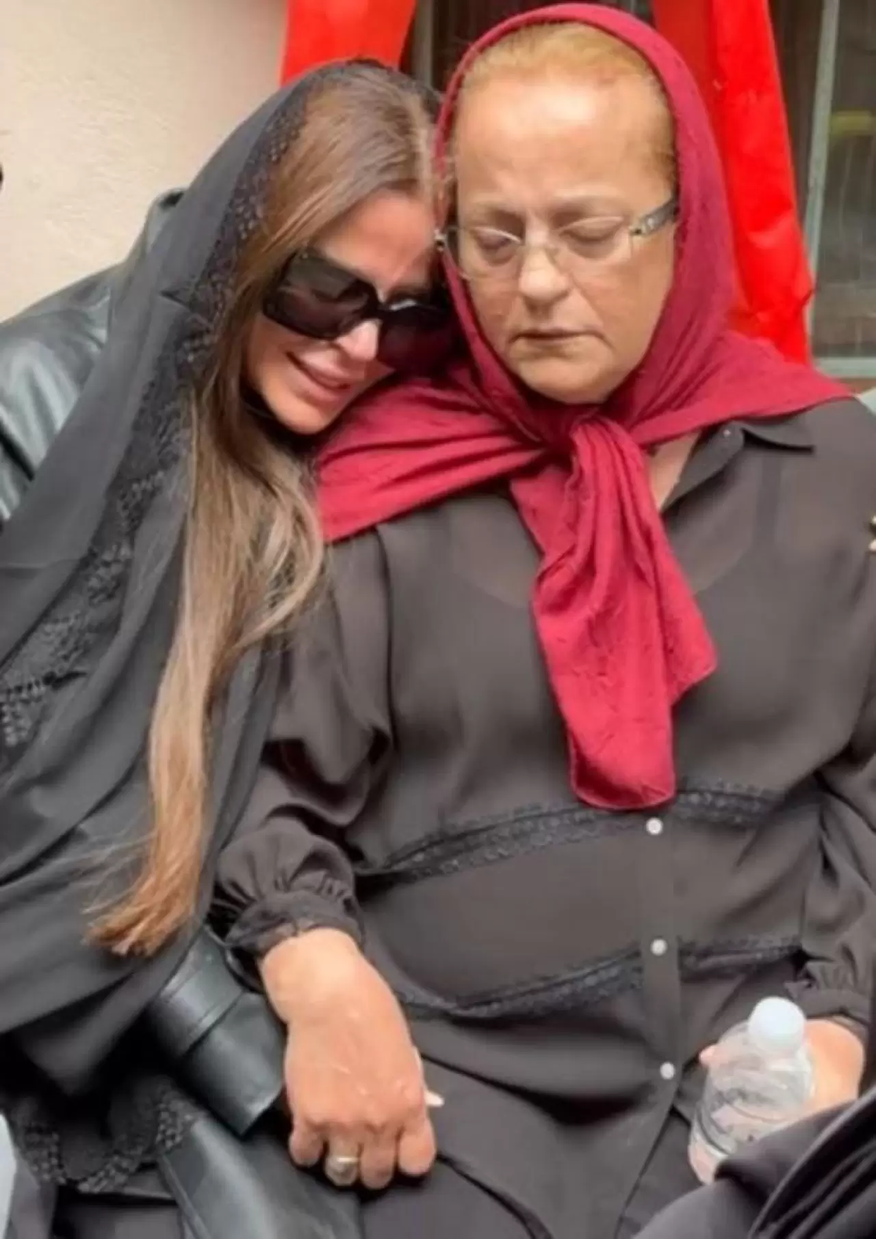 Simge Sağının kardeş acısı... Tabutuna yaslandı öylece kaldı