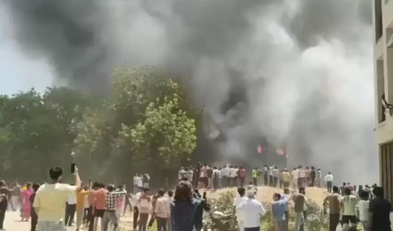 Son dakika | Hindistan'da yolcu uçağı yerleşim yerine düştü! Şehir savaş alanına döndü