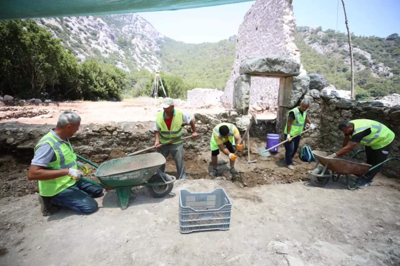 Olympos Antik Kenti'nde yeni mozaikler bulundu