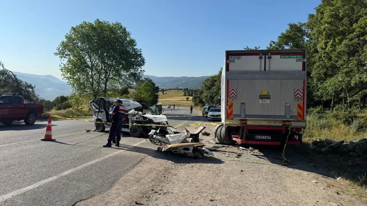 Hafif ticari araç park halindeki kamyona çarptı: 2 ölü, 3 yaralı