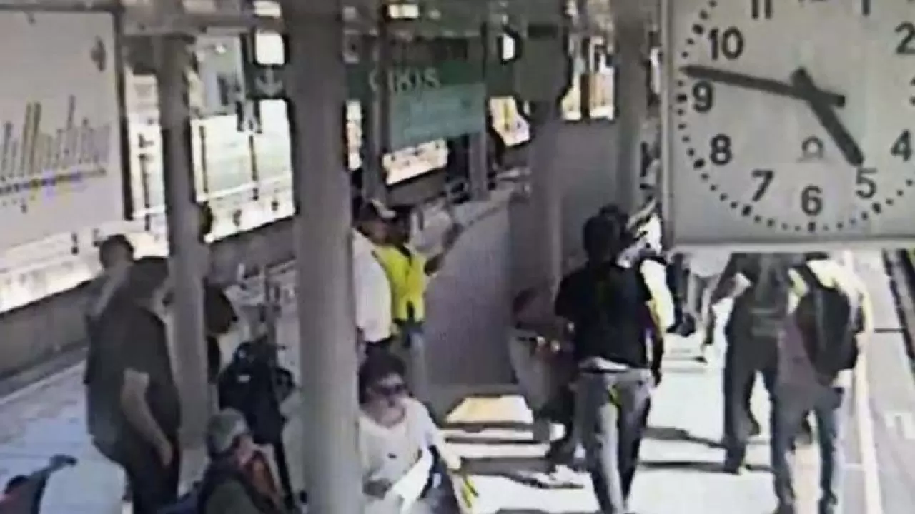 İZBANda sigara cinayeti Yolcuyu uyaran güvenlik görevlisi öldürüldü Olay anı görüntüleri ortaya çıktı