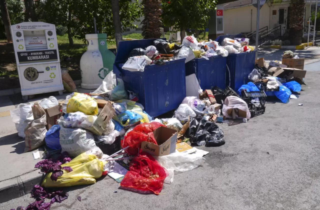 İzmir'de sokaklar yine çöp yığınlarıyla doldu