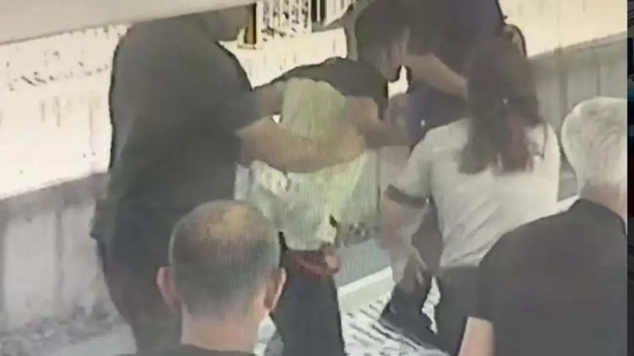 İZBANda sigara cinayeti Yolcuyu uyaran güvenlik görevlisi öldürüldü Olay anı görüntüleri ortaya çıktı