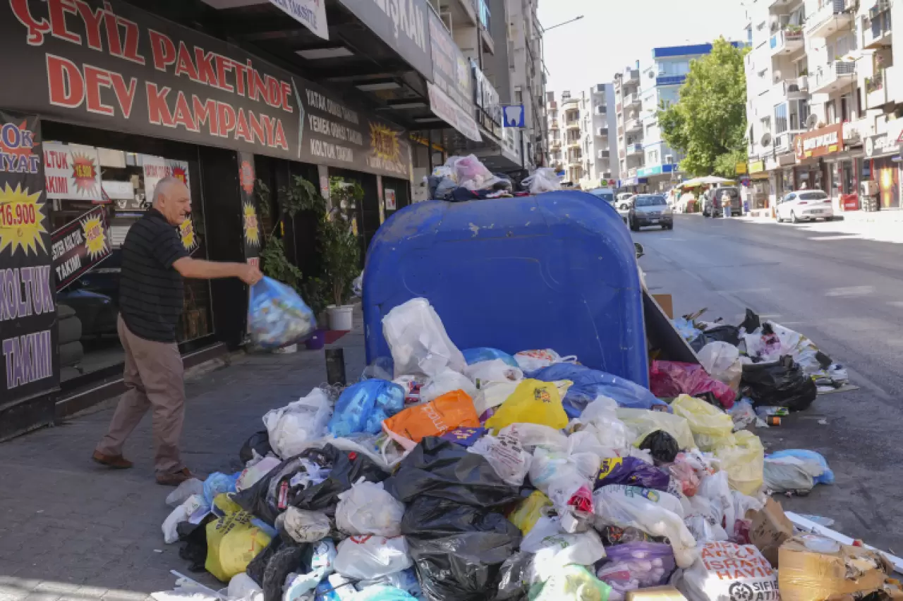 İzmir'de sokaklar yine çöp yığınlarıyla doldu