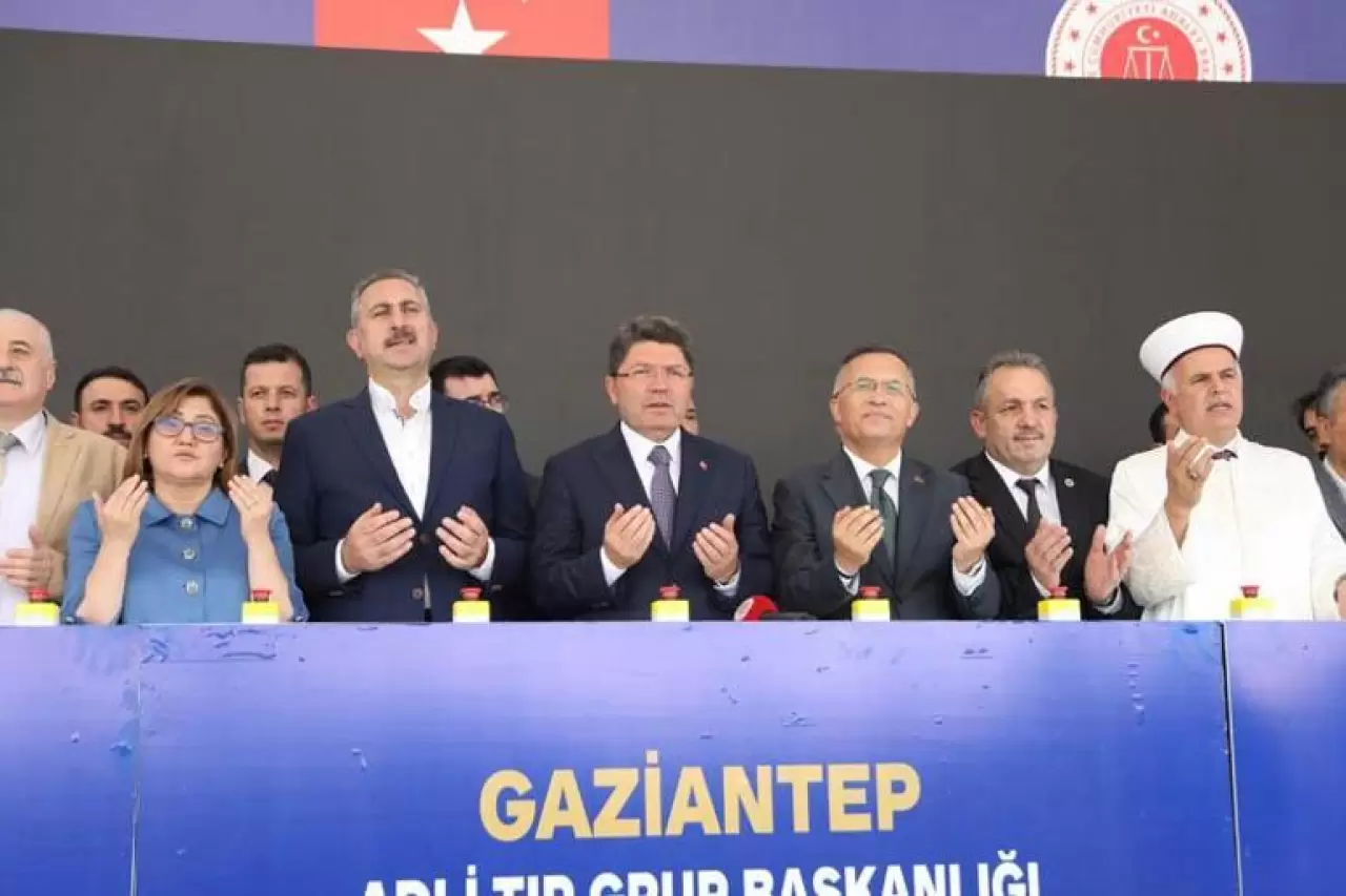 Bakan Tunç: Darbeciler tarafından yazılmış olması bile anayasanın değiştirilmesi için geçerli sebep