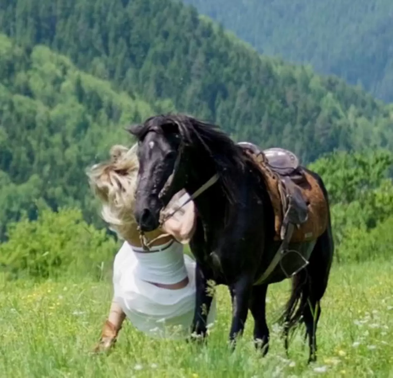 Genç şarkıcı Pınar Yıldız klip çekiminde attan düştü! Apar topar hastaneye kaldırıldı! Hafıza kaybı... 2
