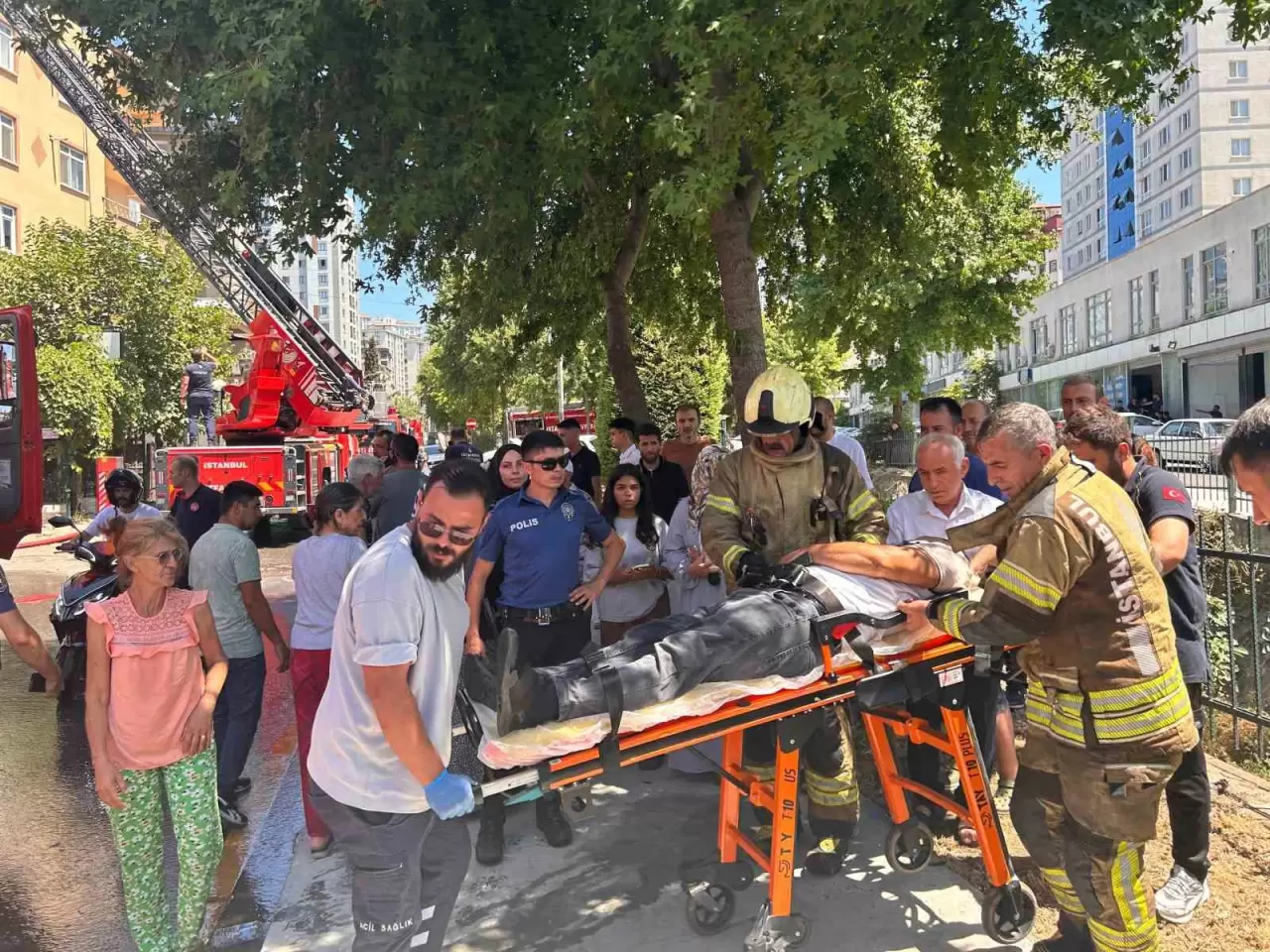 Ümraniye’de binanın çatısında çıkan yangın yandaki binaya da sıçradı