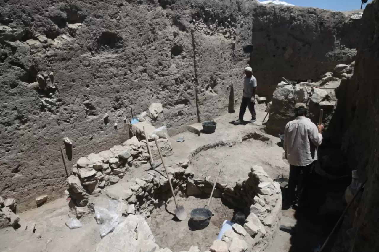 Yassı Höyük'te Geç Tunç Çağı'na ait yapı ve silolar gün yüzüne çıkarıldı