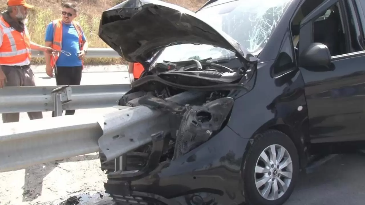 İstanbulda feci kaza: Minibüs bariyerlere saplandı