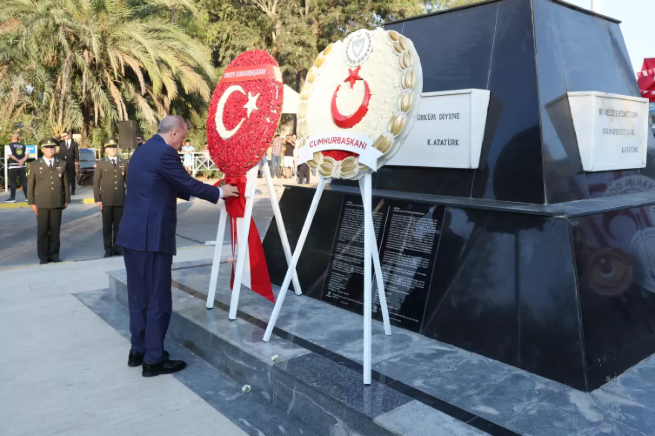 Cumhurbaşkanı Erdoğan, KKTC'de Atatürk Anıtı'na çelenk sundu