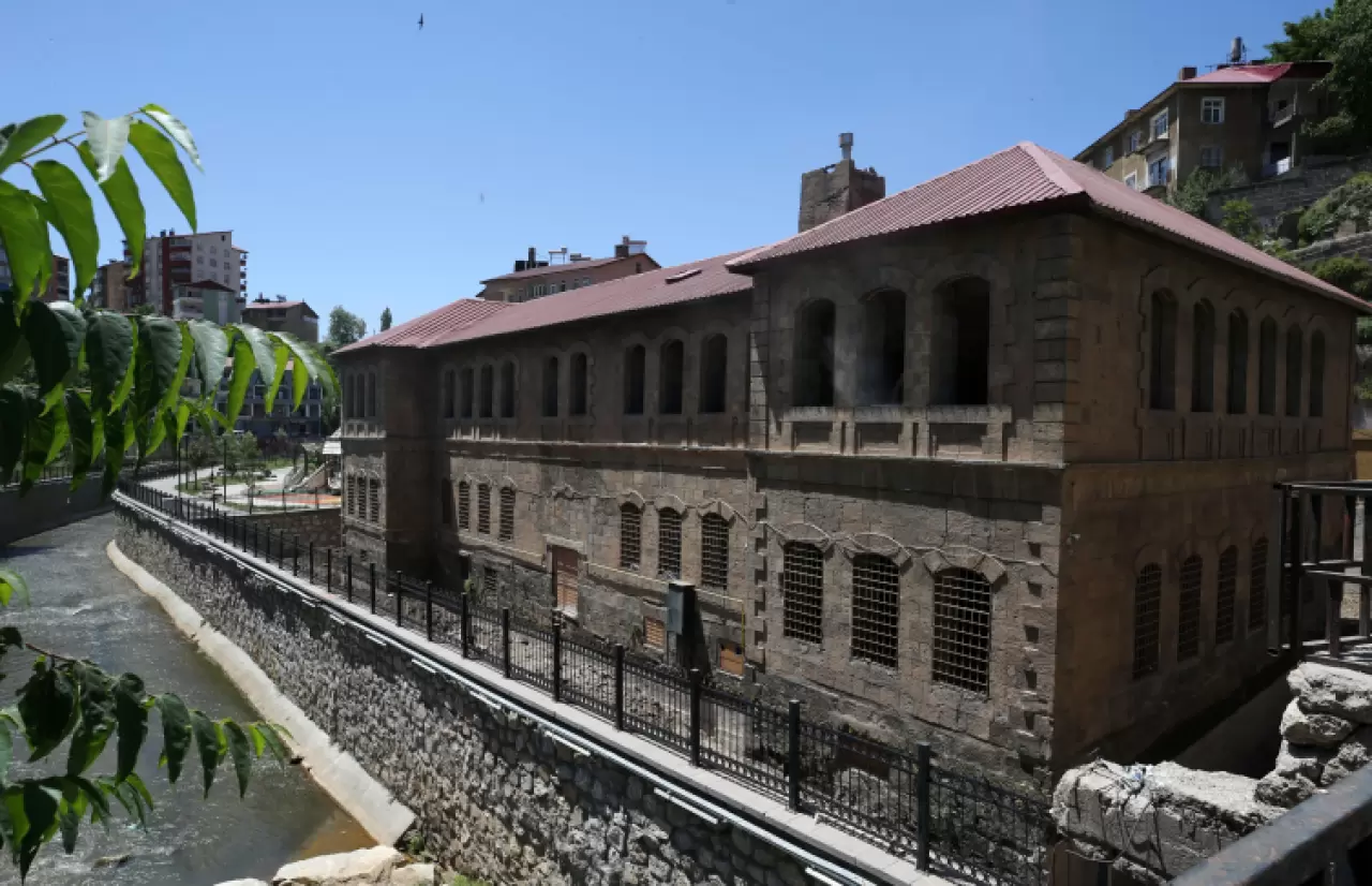 Cumhuriyet'in izlerini taşıyan "İlk Mektep" restore ediliyor