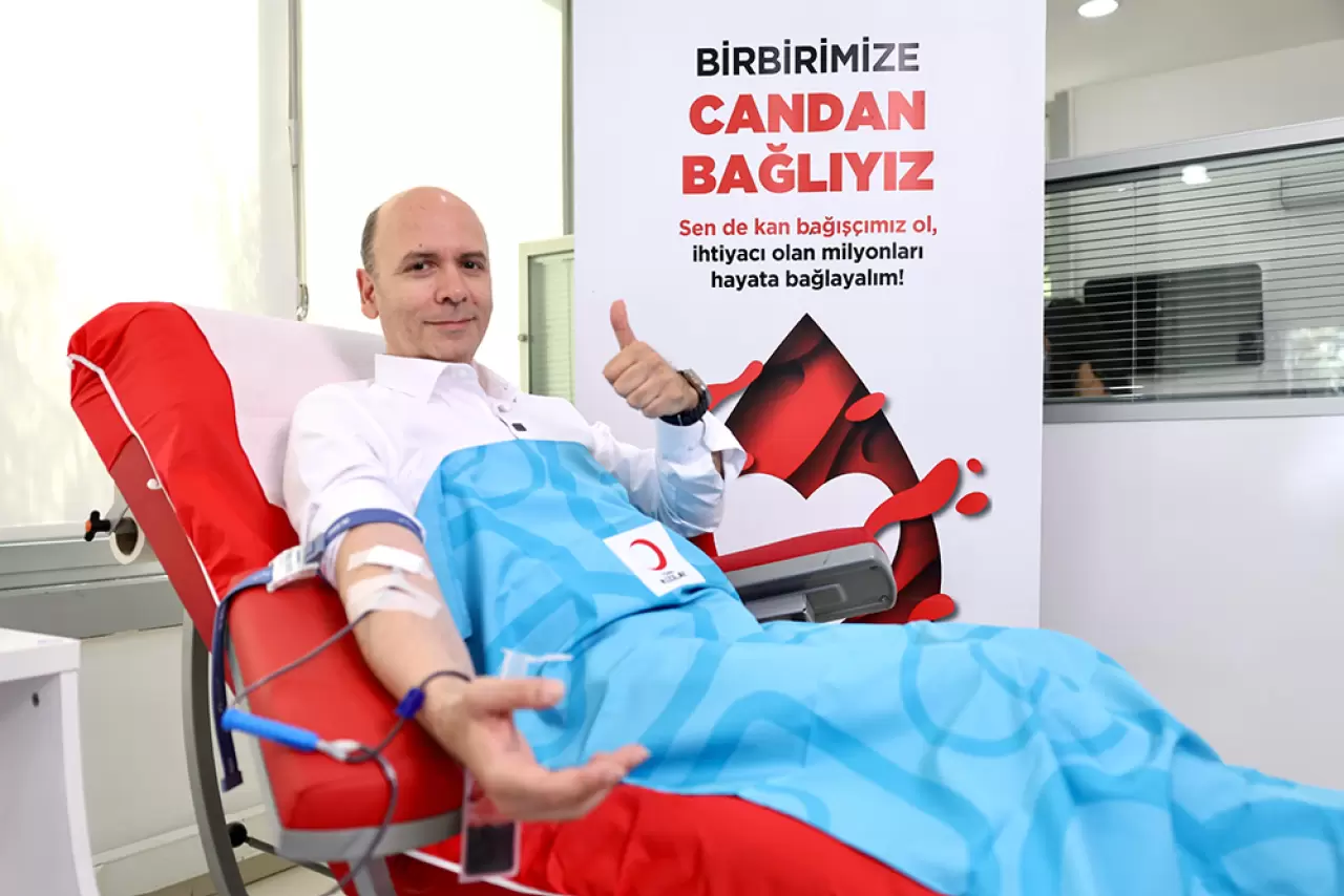 Ünlü isimler Kızılay'a kan verdi, Türkiye'ye çağrıda bulundu - İstanbul  Gazetesi