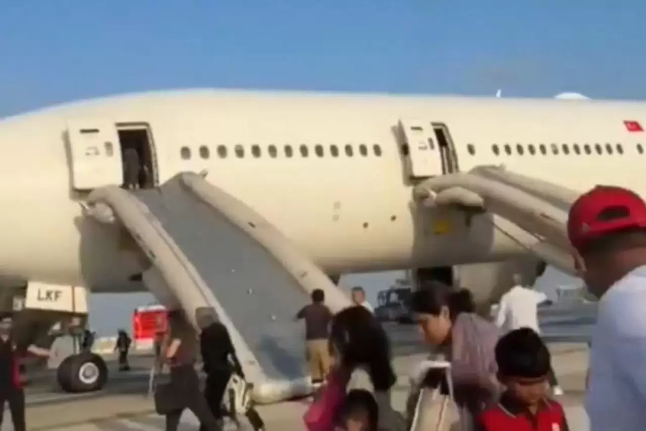 Yer: Antalya Havalimanı! Yolcular acil tahliye kaydırakları ile uçaktan indi 1