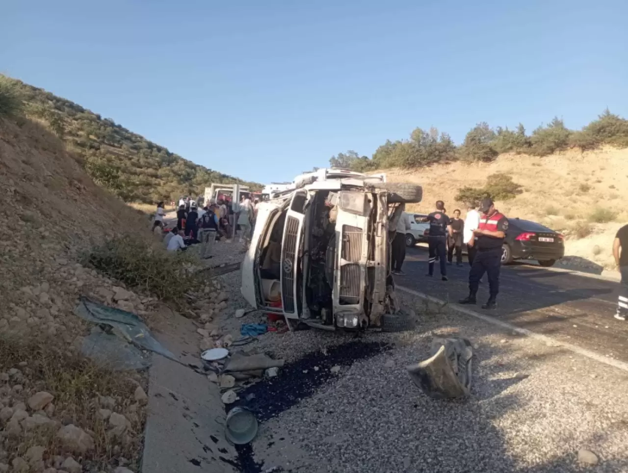 Adıyaman'da işçileri taşıyan minibüs devrildi: 23 yaralı