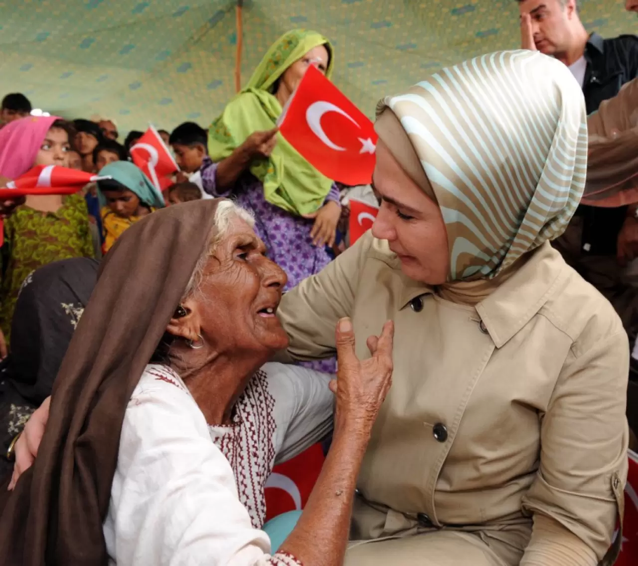 Emine Erdoğan: Gönlümüz, dualarımız ve yardımlarımız ile Pakistan halkıyla beraberiz