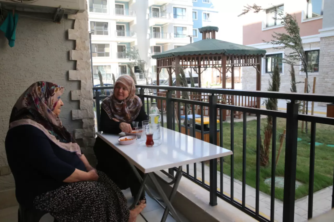 Hatay'da depremde yıkılan 600 Evler Sitesi'nde yaşam yeniden başladı
