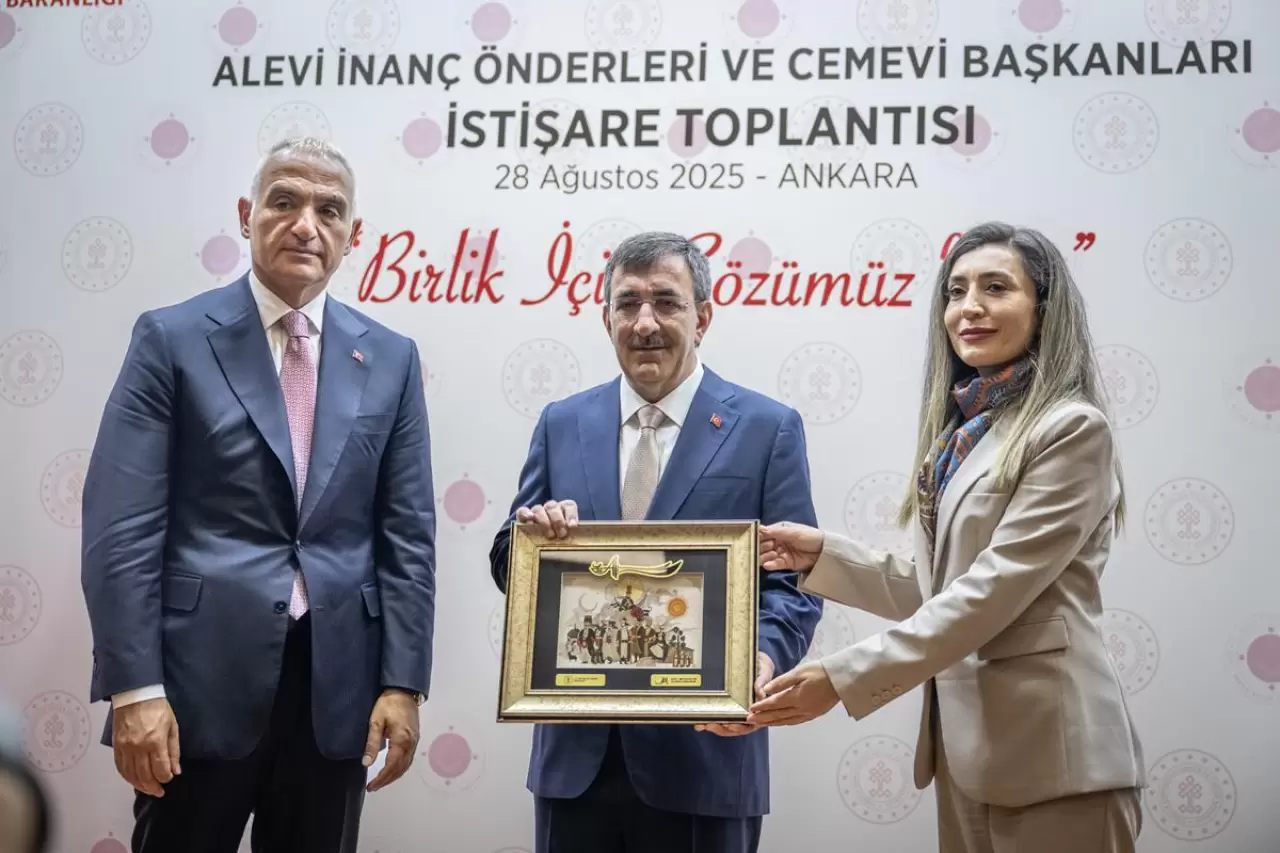 Ankara'da Alevi zirvesi! Cumhurbaşkanı Yardımcısı Yılmaz: Kerbela'da kimden  yanaysak bugün de aynı tarafta olmalıyız