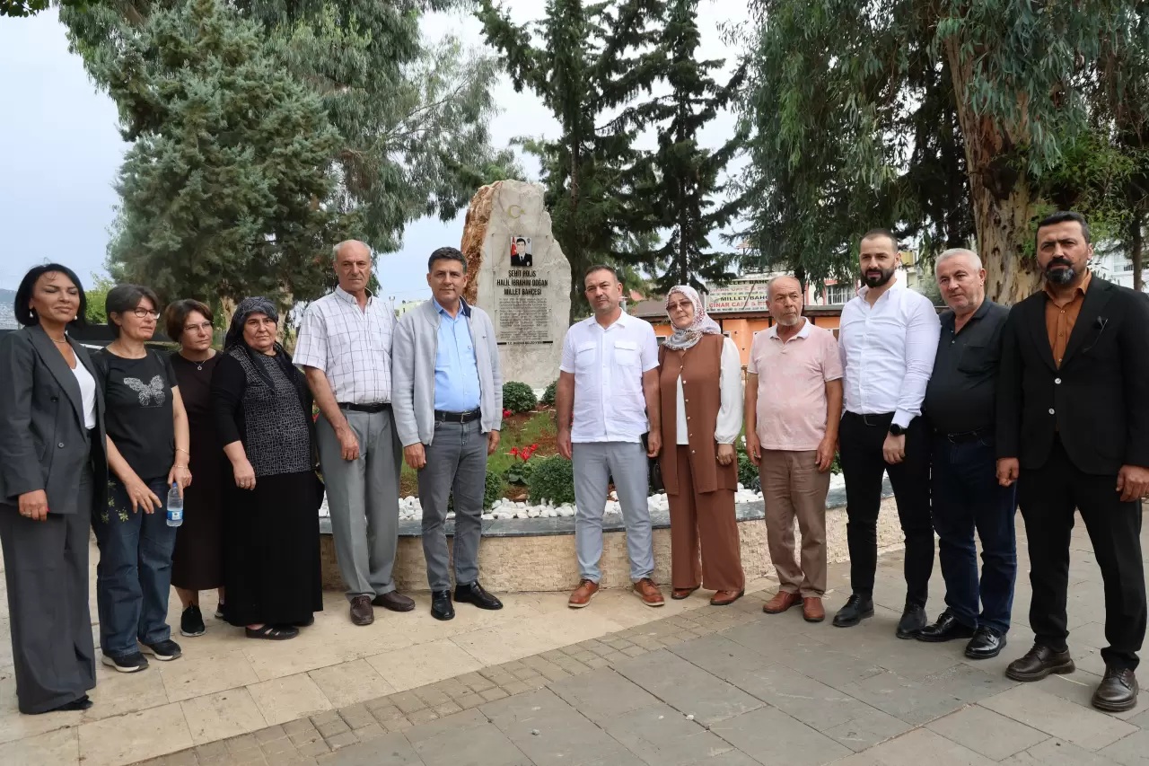 Kozan Belediye Başkanı Mustafa Atlı ve şehit anıtı