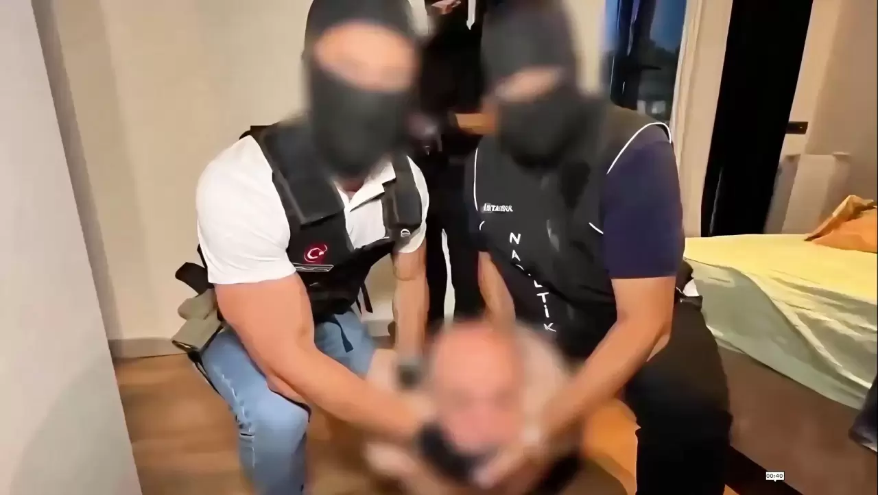 uyuşturucu operasyonunda şüphelinin tutuklanma görüntüsü