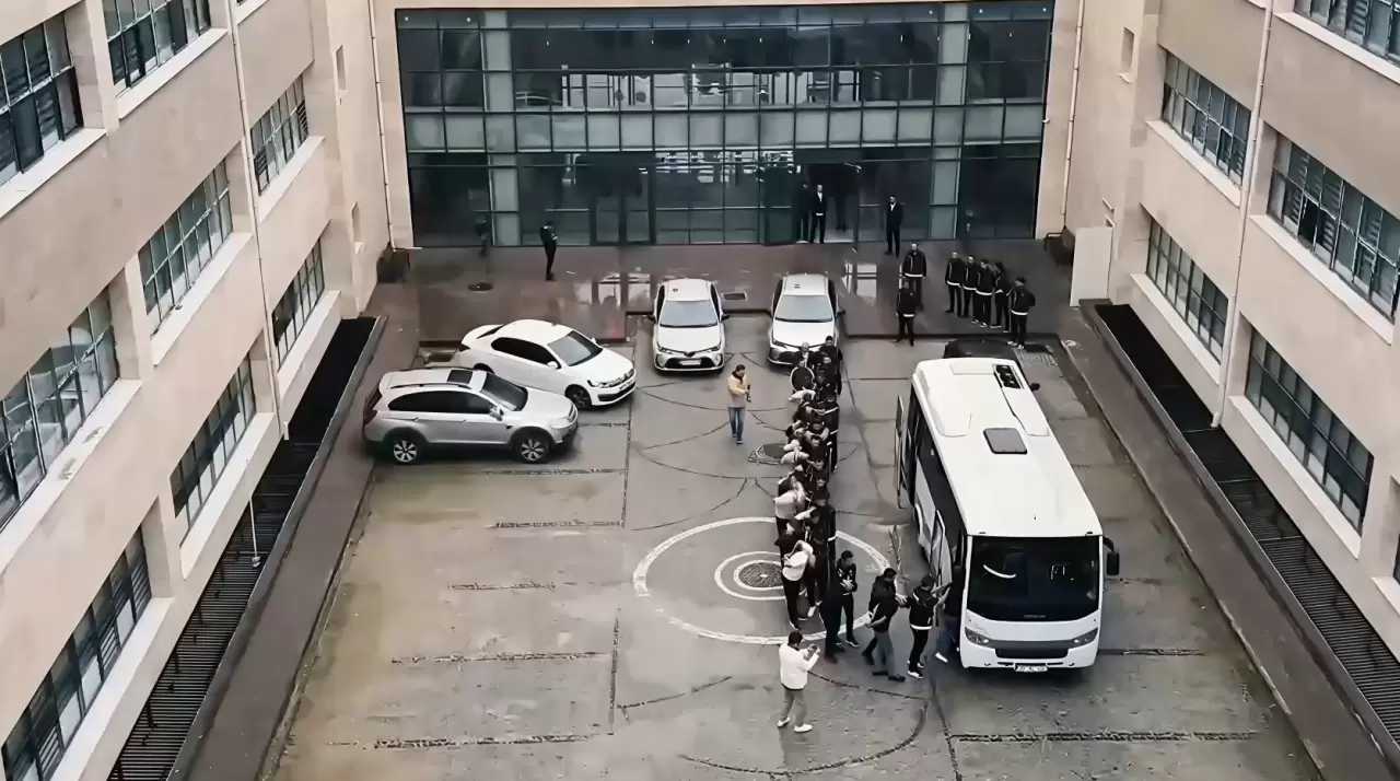 tutuklanan şüphelilerin emniyete getirilme görüntüsü