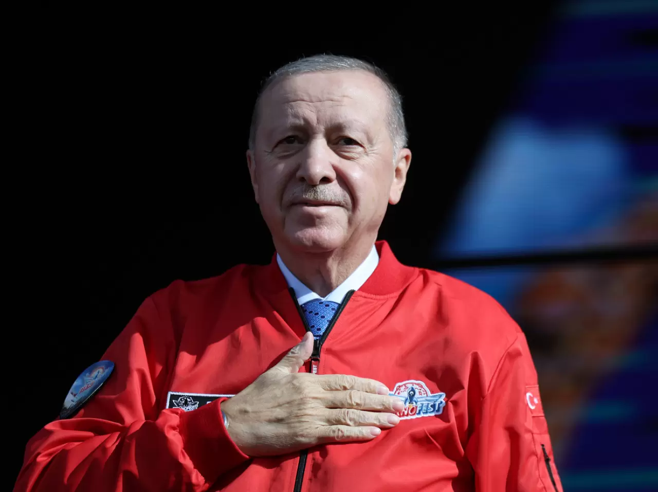 cumhurbaşkanı erdoğan teknofest'te ziyaretçilere selam verme görüntüsü