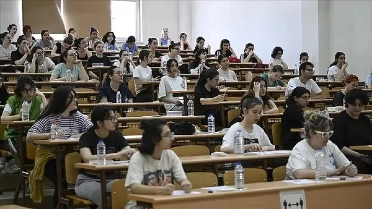 sınava giren öğrencilerin görüntüsü
