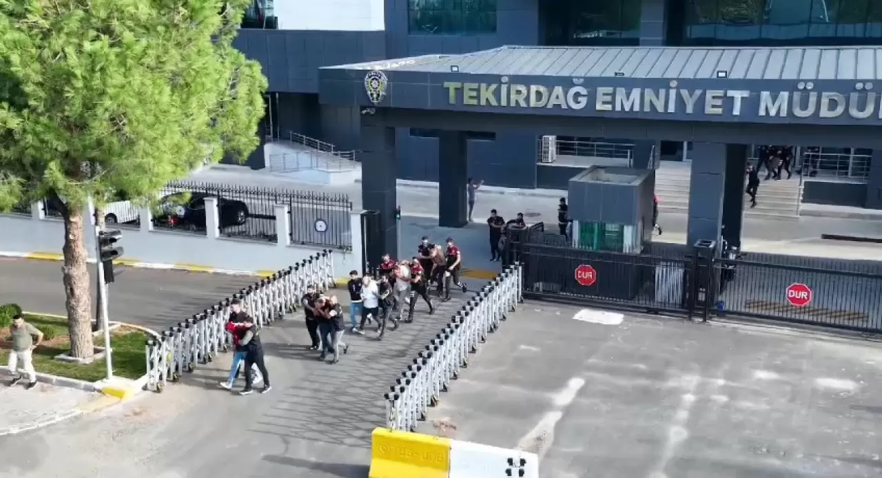 tutuklanan şüpheliler emniyet müdürlüğüne götürülme görüntüsü