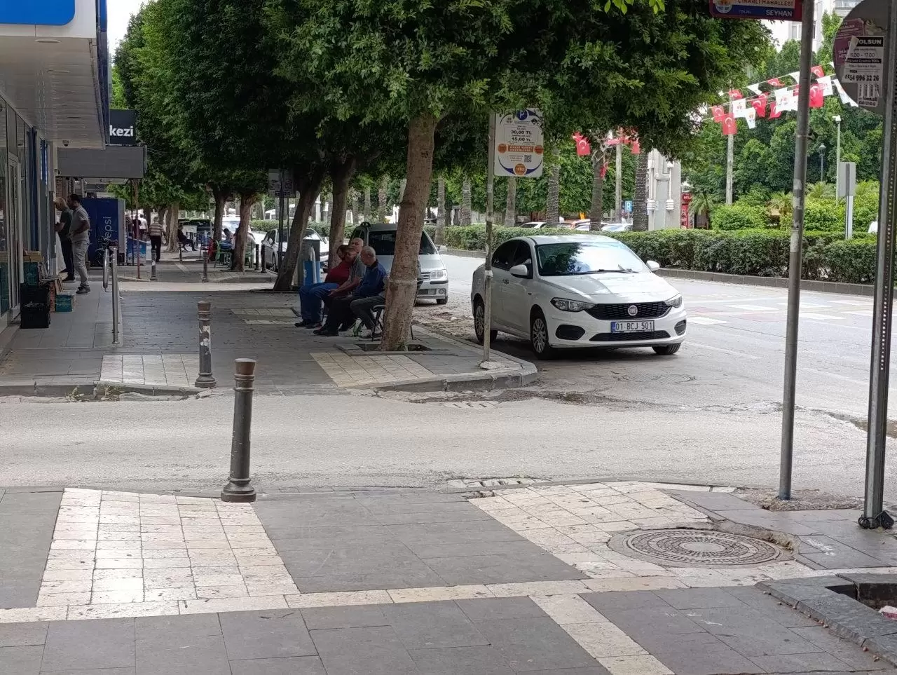 adana'daki depremde sokağa çıkan insanların görüntüsü