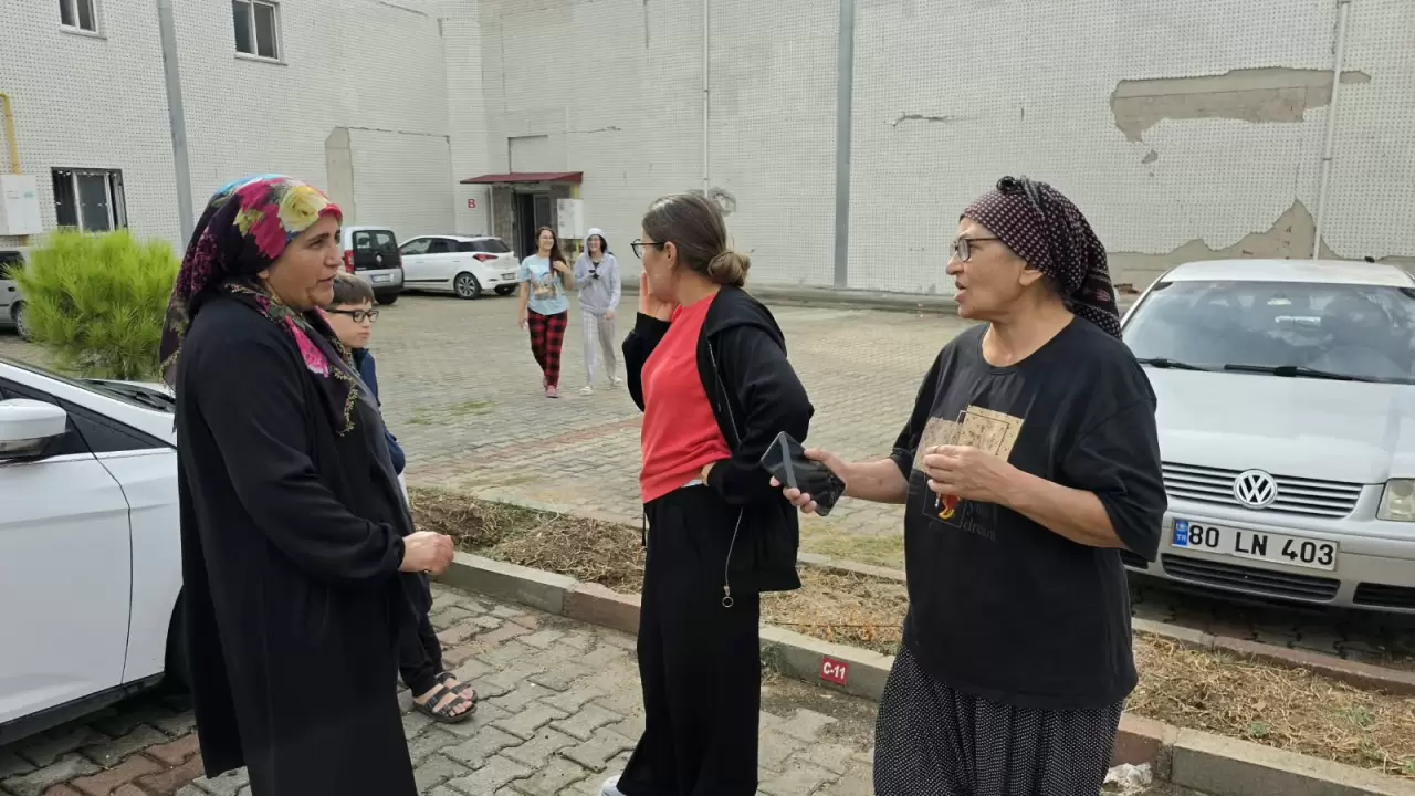 Adana'nın Kadirli ilçesinde vatandaşlar, sarsıntının ardından sokağa çıktı.