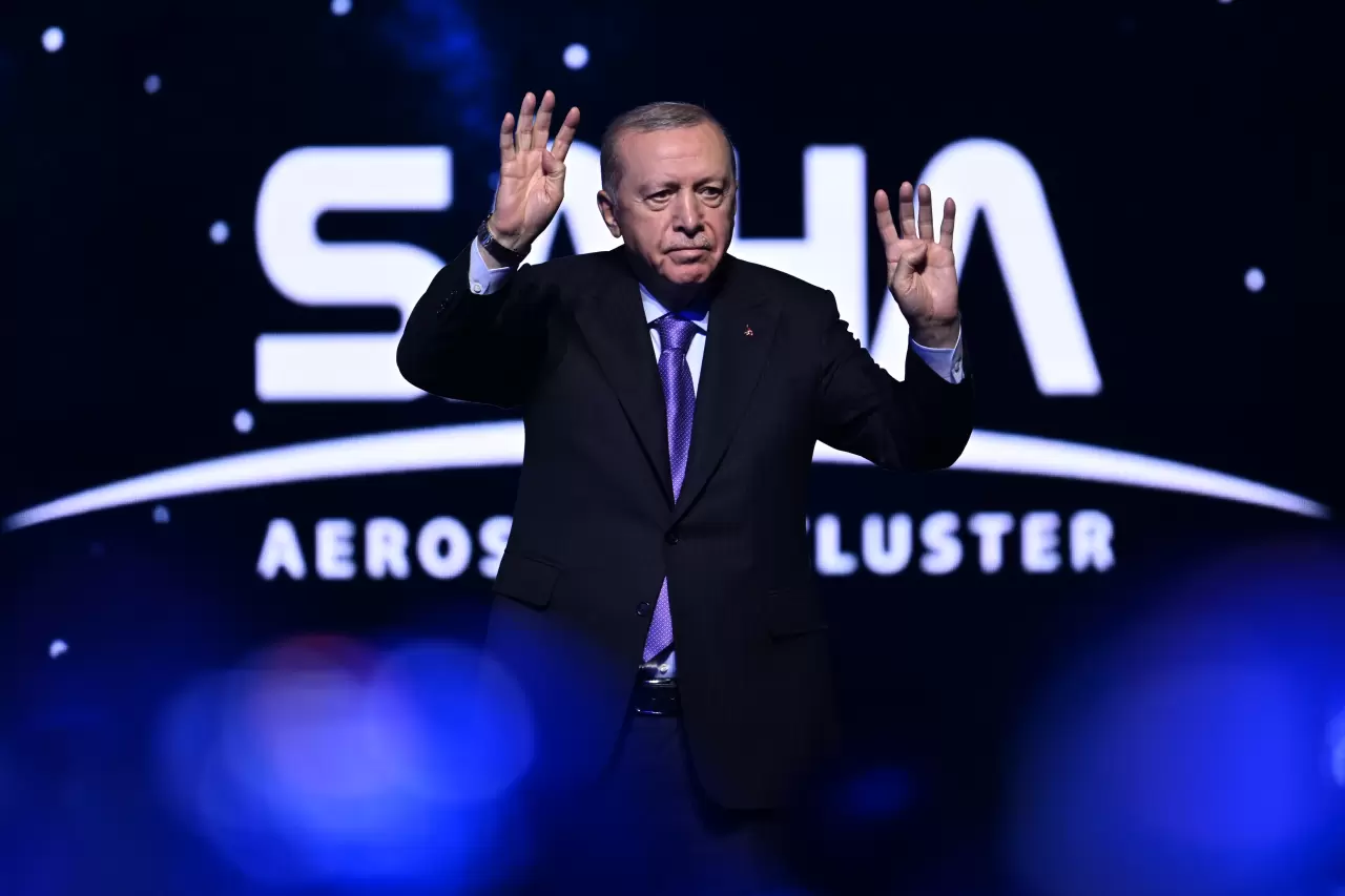 Cumhurbaşkanı Recep Tayyip Erdoğan, 77. Uluslararası Uzay Kongresi Açılış Töreni'nde selamlıyor