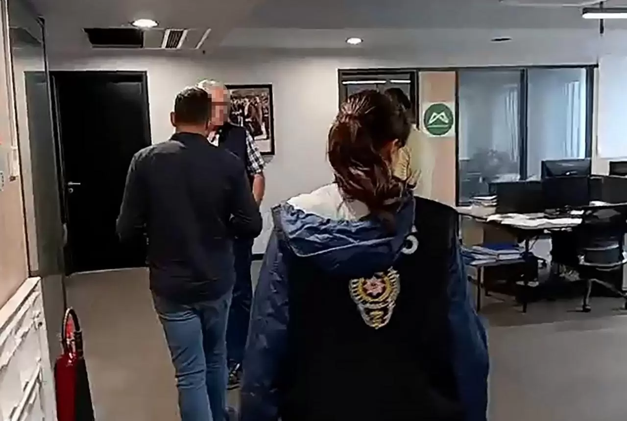 Ekipler, şüphelilerin adresleri ile belediye binalarında arama yaptı