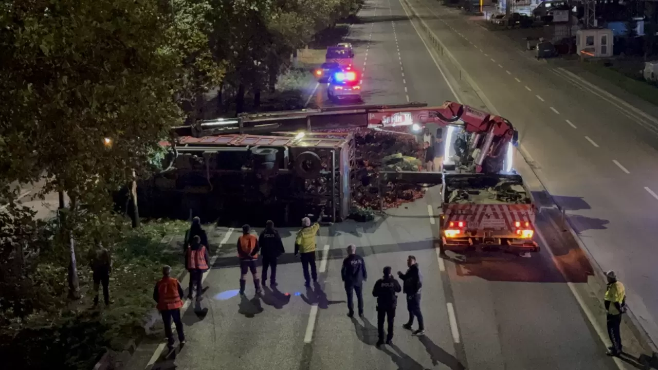 Samsun’un Tekkeköy'de kamyon devrildi
